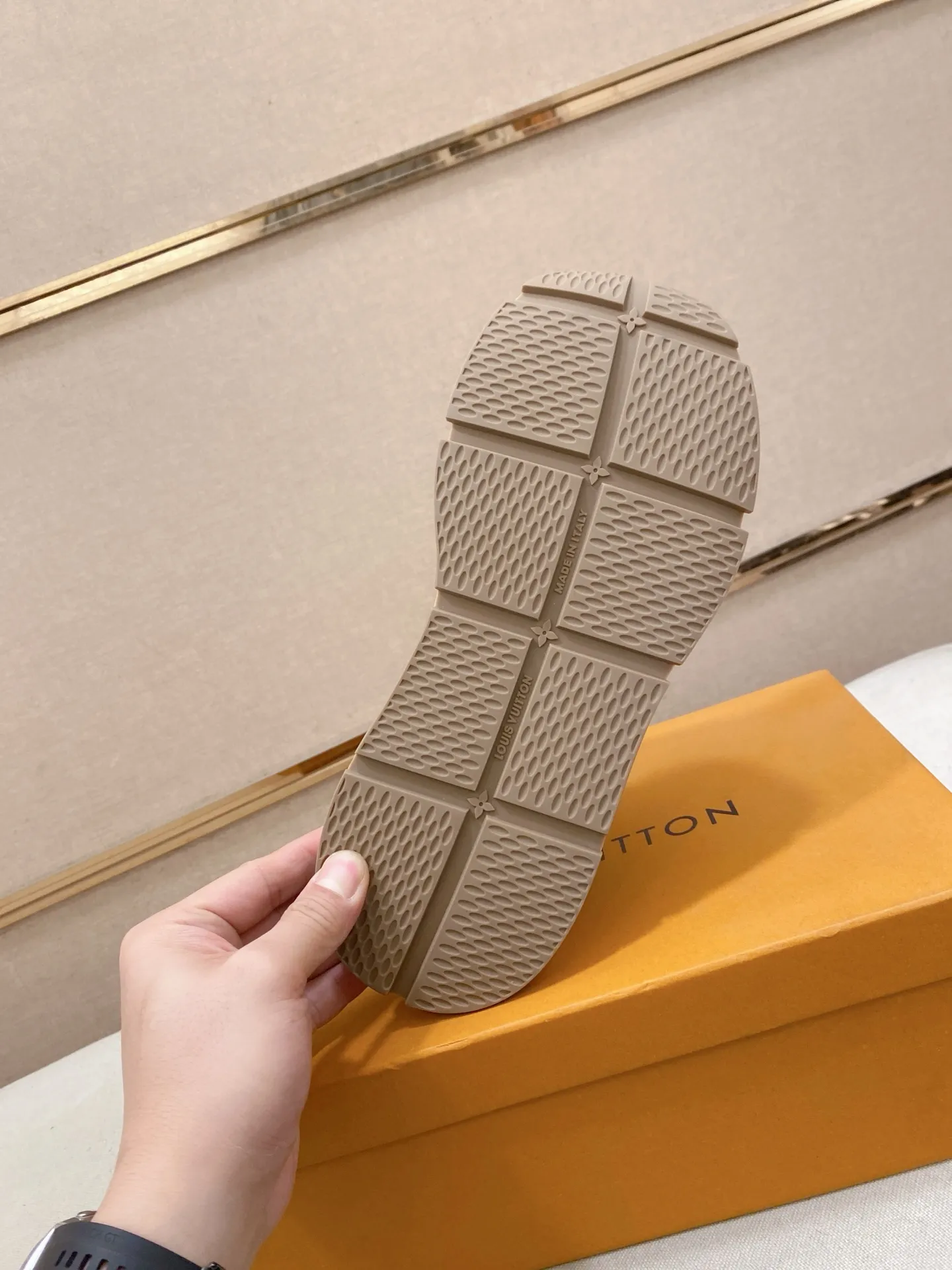 Factory price: 442💰🎉🎉LV~Louis Vuitton trendy men's shoes, new shipments, latest matching, same style as the official website, super high quality, best-selling season [strong][strong][strong] Selected first-layer cowhide, comfortable and breathable mesh lining, original last, comfortable on the feet, wear-resistant rubber outsole, size: 38-44.